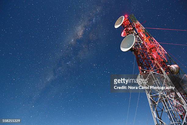 milky way over communication tower - attrezzatura per le telecomunicazioni foto e immagini stock