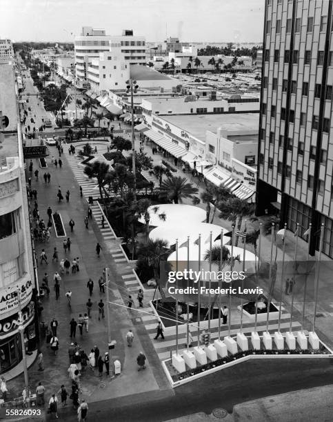 High angle view looking West along the Lincoln Road Mall from the Eastern end of Lincoln Road at the intesection of Collins Avenue, Miami Beach,...