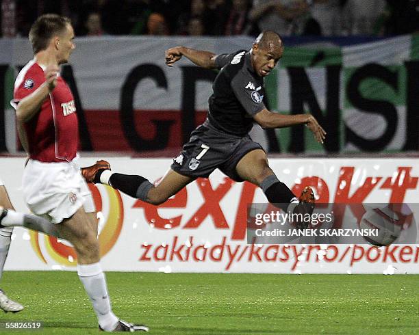 Targino Tiago from Vitoria Guimaraes shots and scores a goal during a UEFA Cup match against Wisla Krakow, 29 September 2005 in Krakow. AFP PHOTO...