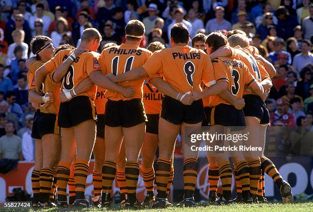 The Tigers have a team huddle before the start of the 1989 NSWRL Grand Final between the Canberra Raiders and the Balmain Tigers held at the Sydney...