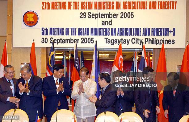 Farm ministers converse with each other at the closing ceremonies of ministerial meetings in the mountain resort city of Tagaytay, 30 September 2005....