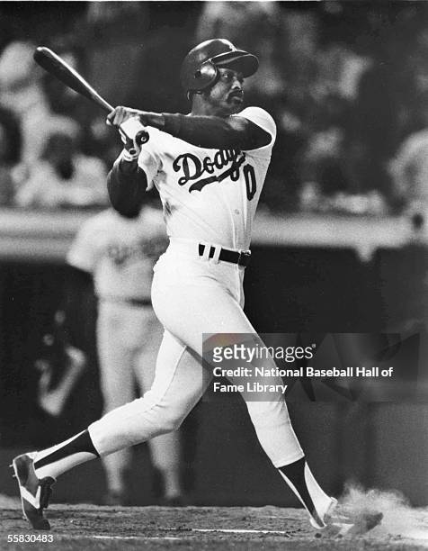 Al Oliver of the Los Angeles Dodger swings at a pitch during a1985 season game.