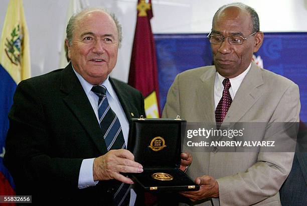 El presidente de la FIFA Joseph Blatter entrega la medalla de la esta asociacion al ministro venezolano de Educacion y Deporte, Aristobulo Izturiz...