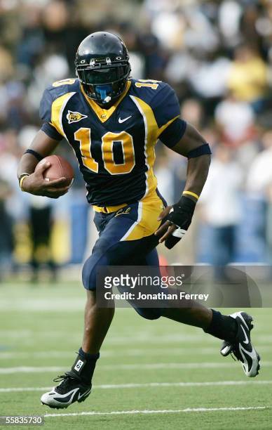 Tailback Marshawn Lynch of the California Golden Bears runs with the ball against the Arizona Wildcats on October 1, 2005 at Memorial Stadium in...