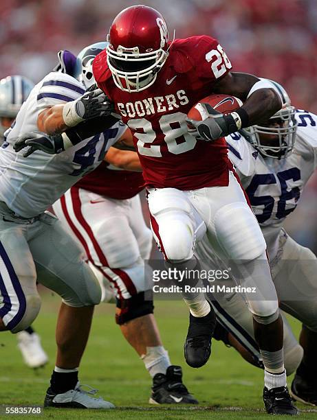 Running back Adrian Peterson of the Oklahoma Sooners runs for a touchdown against the Kansas State Wildcats on October 1, 2005 at Memorial Stadium in...