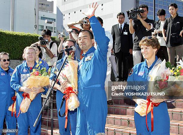 Space Shuttle Discovery crew Soichi Noguchi of Japan, accompanied by US commander Eileen Collins , Stephen Robinson of the US, Australian Andrew...