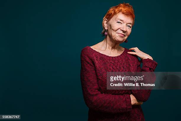 studio portrait of confident senior woman - dyed red hair imagens e fotografias de stock