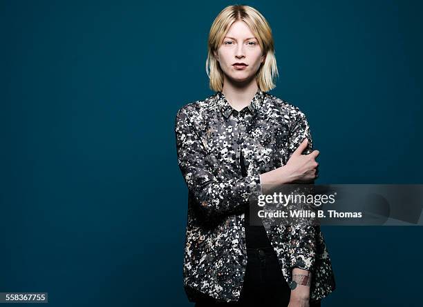 studio portrait of self-confidence young woman - zilverkleurige bloes stockfoto's en -beelden