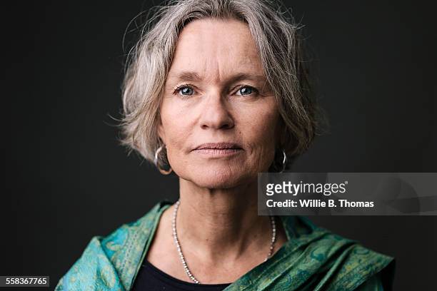 studio portrait of confident mature woman - vrouw 50 jaar stockfoto's en -beelden