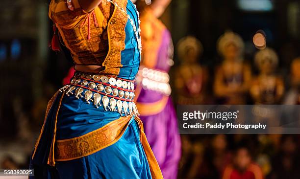 odissi dance at mylapore temple - bharat natyam foto e immagini stock