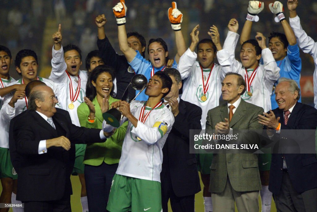 Mexican soccer player Patricio Araujo (C