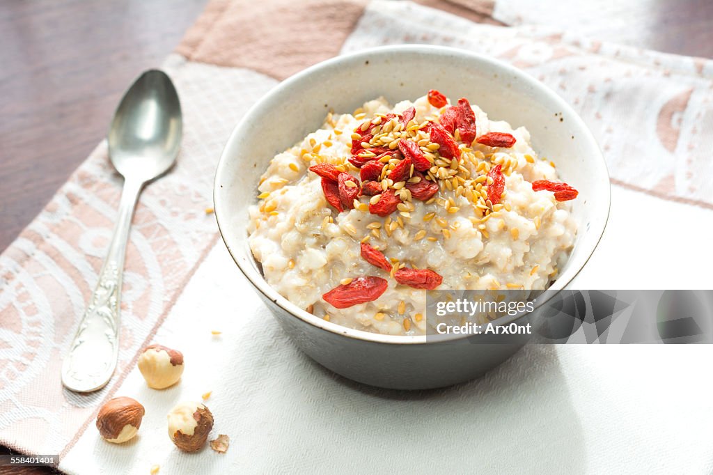 Oatmeal porridge with goji berries