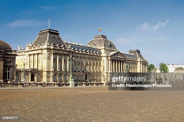 facade of the royal palace, brussels, belgium - royal palace brussels stock-fotos und bilder