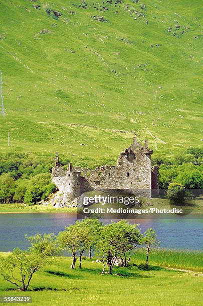 kilchurn castle at a lakeside, loch awe, scotland - kilchurn castle stock pictures, royalty-free photos & images