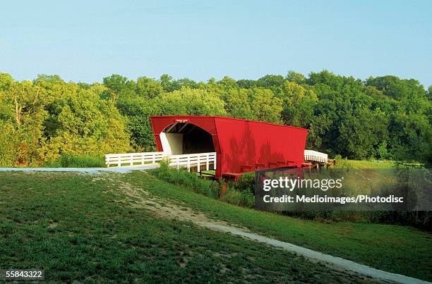 roseman covered bridge, madison county, iowa, usa - ponte coberta ponte - fotografias e filmes do acervo