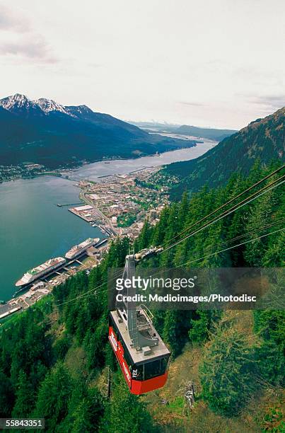 aerial view of a cable car moving down, mount roberts, juneau, alaska, usa - alaska mountains stockfoto's en -beelden