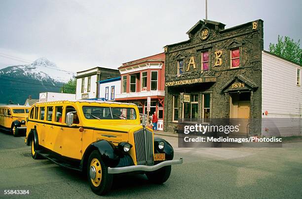 old-fashioned cars parked on the road, klondike gold rush national historic park, skagway, alaska, usa - skagway stock-fotos und bilder