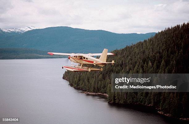 high angle view of a seaplane flying over water, ketchikan, alaska, usa - hidroavión fotografías e imágenes de stock