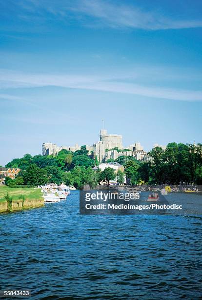 boats on river thames near the windsor castle, windsor, england - windsor england stockfoto's en -beelden