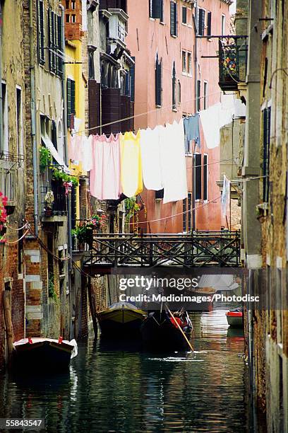 laundry hanging over ghetto canal, venice, italy - reihenhaus stock-fotos und bilder