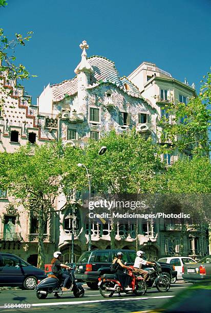 traffic in front of a building, casa batllo, barcelona, spain - casa batllo stock-fotos und bilder