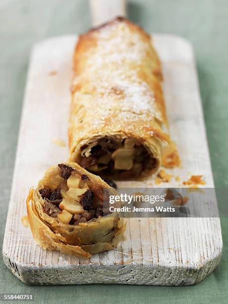 apple strudel - strudel stock pictures, royalty-free photos & images