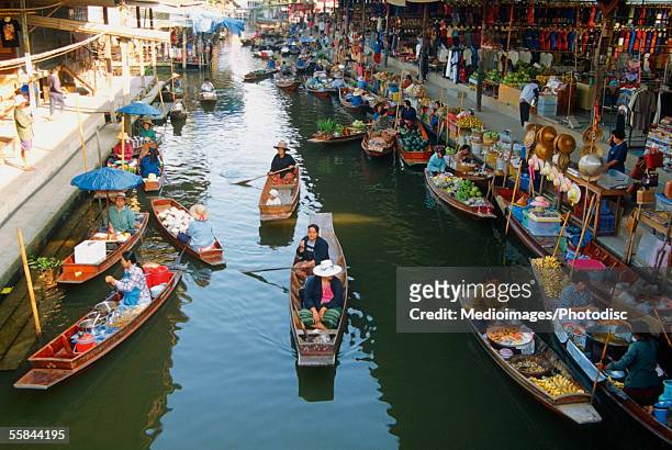 high angle view of boats, damnoen saduak floating market, bangkok, thailand - floating market stockfoto's en -beelden