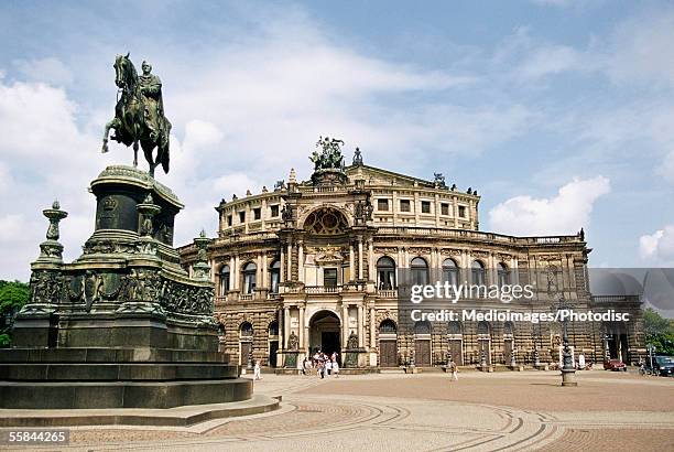 tourists walking in front of a building, semper opera house, dresden, germany - theaterplatz foto e immagini stock