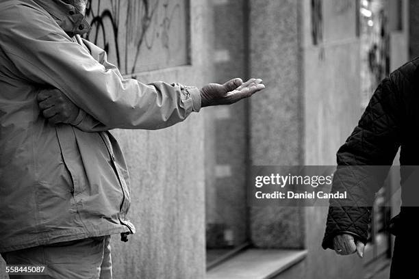 poor man asking for money - mendicación fotografías e imágenes de stock