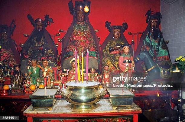 candles in front of statues, man mo temple, hong kong, china - templo de man mo - fotografias e filmes do acervo