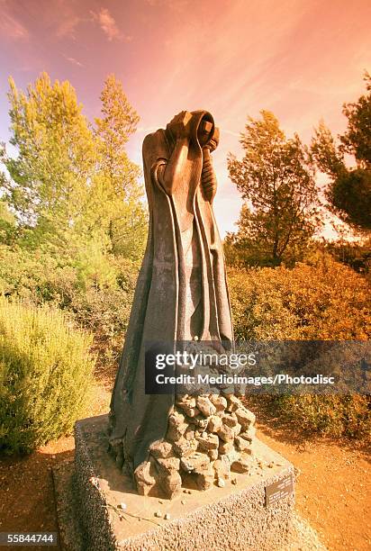 israel, jerusalem, yad vashem, holocaust museum, close-up of a statue - yad vashem stock pictures, royalty-free photos & images
