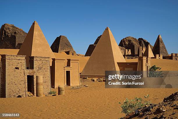 the nubian meroe pyramids of sudan - meroe stock-fotos und bilder