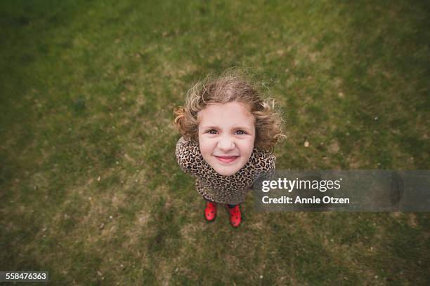 little girl looking up - 位於中心 個照片及圖片檔