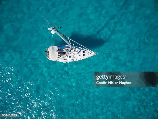 aerial photo of sailboat anchored - mujeres latinas stock-fotos und bilder