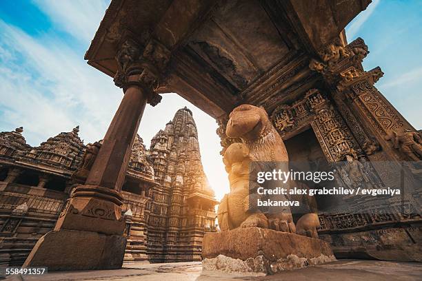 lion statue at a temple in khajuraho - khajuraho 個照片及圖片檔