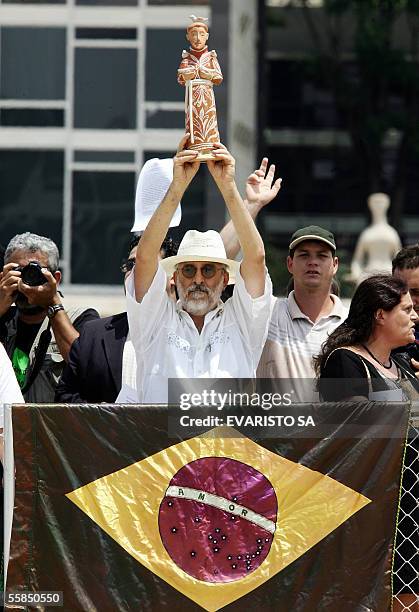 Religiosos participan de una manifestacion delante del Palacio de Planalto en Brasilia, de apoyo a Dom Luiz Cappio, obispo catolico de Barra, estado...