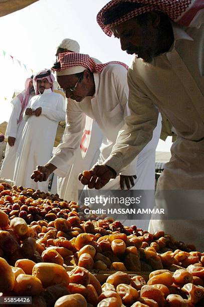 Saudi men buy dates at an open-air market in Riyadh on the second day of the holy month of Ramadan, 05 October 2005. Ramadan, which began yesterday...