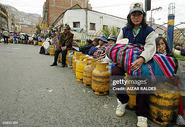 Una mujer con su hijo en brazos espera en una larga fila para poder comprar garrafas de gas en La Paz el 05 de octubre de 2005. La superintendencia...