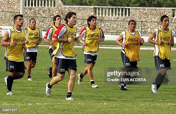 Jugadores de la seleccion chilena de futbol, trotan durante una practica en Barranquilla, Colombia, el 05 de octubre de 2005. Chile enfrentara a...