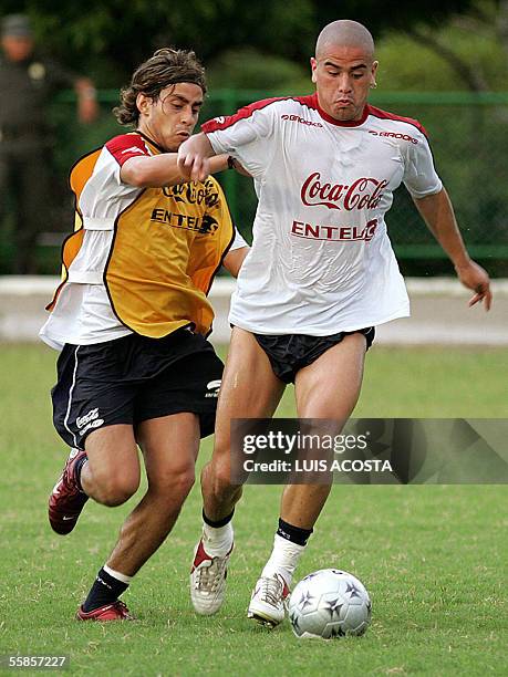 Los jugadores de la seleccion chilena de futbol, Jorge Acuna y Mauricio Pinilla, disputan el balon durante una practica en Barranquilla, Colombia, el...