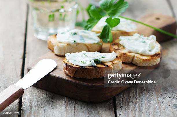 crostini with parsley and cottage cheese - tartine photos et images de collection