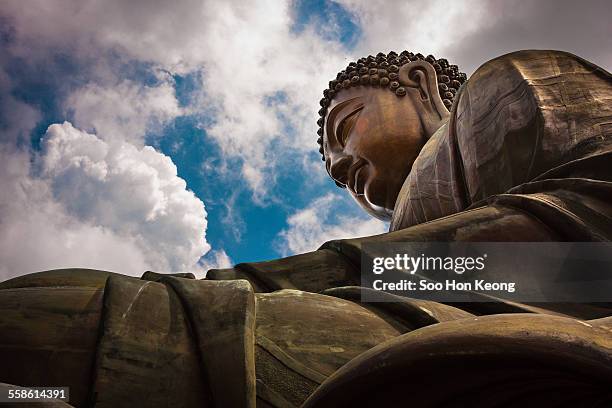 big buddha or tian tan buddha of hong kong - lantau imagens e fotografias de stock