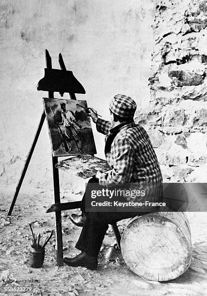 Un détenu de la prison d'Ocna occupe ses loisirs à peindre dans la cour de la prison, circa 1930 à Ocna, Moldavie.