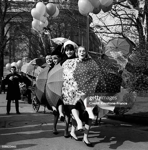 De gauche a droite, Annie Cordy, Genevieve Cluny, France Arnel et Genevieve Grad participent a un evenement organise par les industries du Parapluie,...