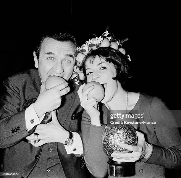 Animatrice Anne Marie Peysson et le journaliste Roger Couderc recoivent le Prix Orange de la television, a Paris, France, le 22 fevrier 1965.