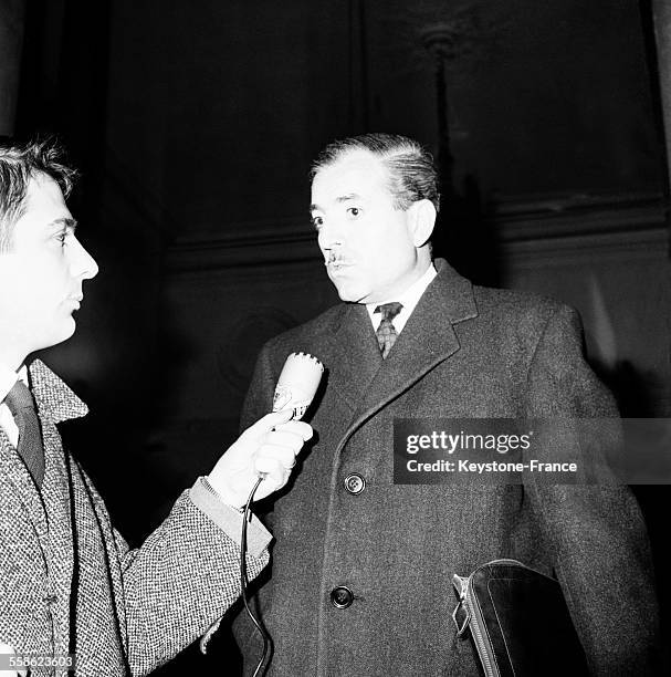 Maurice Herzog, Secretaire d'Etat a la jeunesse et au sport, interviewe a sa sortie de l'Elysee a propos de la construction d'un stade de 100 000...