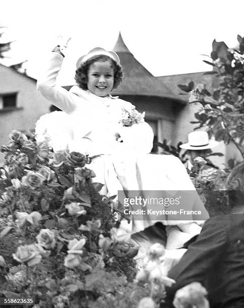 Actrice Shirley Temple mène la procession des chars fleuris lors du Tournoi de la parade des roses à Pasadena, Californie le 1er février 1939.