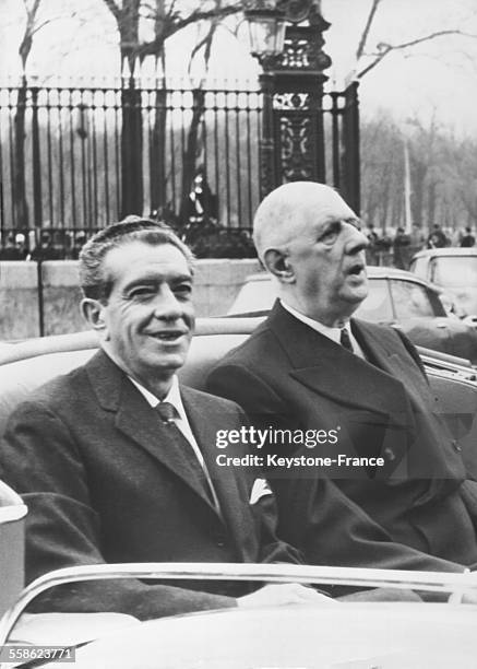 Le président mexicain Adolfo Lopez Mateos, en visite en France, et le président français Charles de Gaulle arrivant en voiture au Quai d'Orsay à...