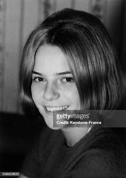 La chanteuse France Gall est choisie pour representer le Luxembourg au Grand prix chanson de l'Eurovision a Paris, France, le 3 mars 1965.