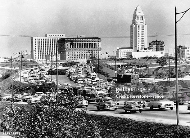 La ville de Los Angeles enveloppée d'un brouillard de pollution due à la circulation routière dense, circa 1970 à Los Angeles, CA.